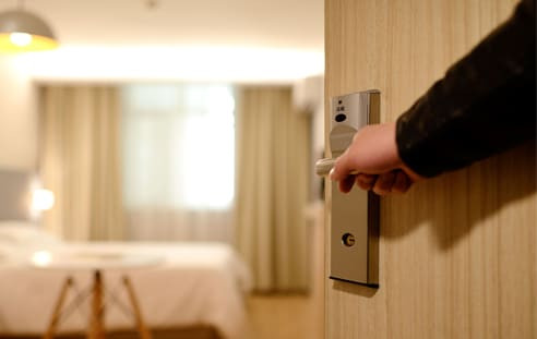 Tay nắm cửa: Đây chính là nơi tích tụ nhiều vi khuẩn nhất trong nhà bạn – bẩn gấp 44 lần so với bồn cầu. Hay lau rửa nắm cửa thường xuyên hàng tuần/lần để đảm bảo nó luôn sạch sẽ.