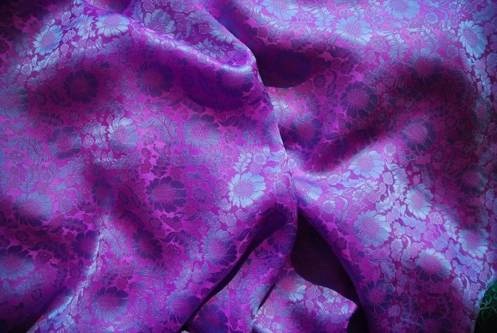 Ông cũng rất ý thức đối với nghề thủ công, đặc biệt là việc dùng đồ nội. Ông dạy cho cung nữ dệt gấm vóc. Ông xuống chiếu phát hết gấm vóc của nước Tống ở trong kho để từ nay chuyên dùng vải của nước mình.