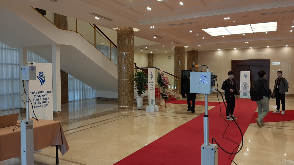 Hệ thống đo trán từ xa sẽ tự động xác định độ cao và vùng trán của người để đo.