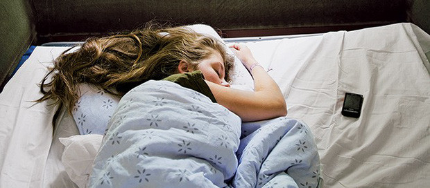 Mặc dù mọi người có xu hướng giữ điện thoại gần mình trong lúc ngủ vì những lý do khác nhau, tuy nhiên, việc đảm bảo an toàn luôn tốt hơn cảm giác phải hối tiếc về những chuyện xảy ra ngoài ý muốn và có thể tránh được.