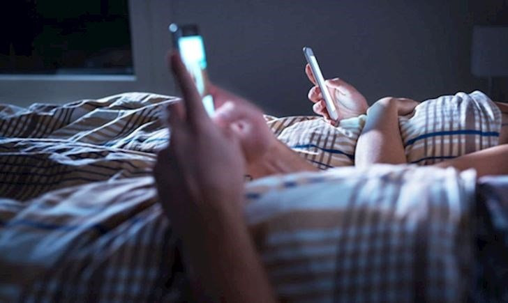 Nếu có bắt buộc phải nhờ đến điện thoại di động để đặt báo thức, hãy đặt nó vào "chế độ máy bay" (Airplane Mode), vì khi đó mọi kết nối và cách thức truyền tải sóng - bất kể là Wi-Fi, Bluetooth hay sóng di động - đều bị ngắt hoàn toàn.