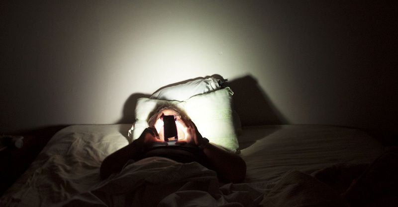 Gây nguy hiểm cho sức khỏe do bức xạ: Thông thường, điện thoại di động phát ra bức xạ do tín hiệu truyền ở tần số khoảng 900 MHz. Do đó, việc điện thoại di động ở bên cạnh trong thời gian dài có thể dẫn đến đau đầu, đau cơ và các vấn đề sức khỏe phức tạp khác.