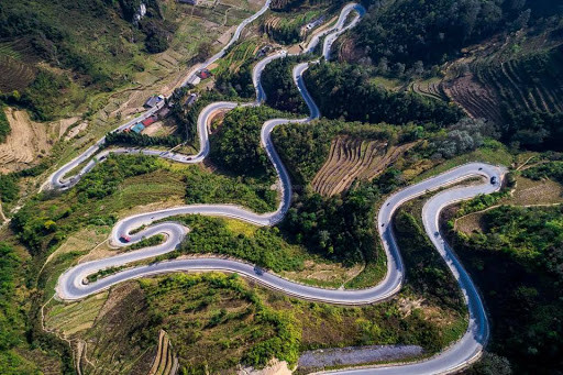 Đặc biệt, điểm nhấn của dốc Bắc Sum là dốc Chín Khoanh. Đây là một đoạn của dốc Bắc Sum với những khúc của hình chữ M, chính là nơi khiến ngựa chùn bước, người nhức chân.