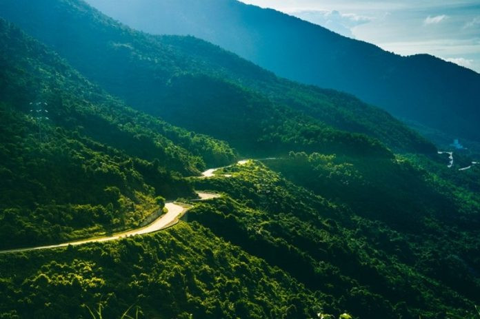 Nhìn từ xa dốc Bắc Sum mang hình ảnh của một chú rắn khổng lồ với những khúc uốn lượn ngoằn ngoèo. 