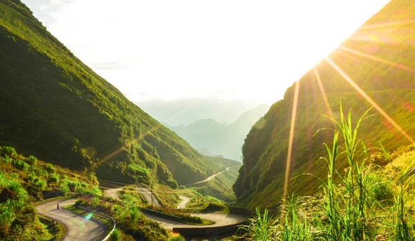 Cùng với sự hiểm trở, Bắc Sum còn mang tới vẻ đẹp mềm mại như một dải lụa mềm vắt ngang qua đỉnh núi, ẩn hiện trong làn sương mờ ảo, giữa những ngọn núi tai mèo cheo leo.