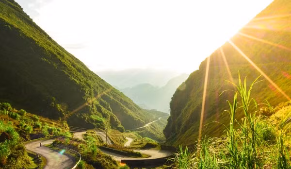 Cùng với sự hiểm trở, Bắc Sum còn mang tới vẻ đẹp mềm mại như một dải lụa mềm vắt ngang qua đỉnh núi, ẩn hiện trong làn sương mờ ảo, giữa những ngọn núi tai mèo cheo leo.