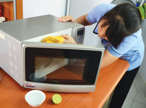 Bạn có thể dùng chanh, giấm, baking soda để lau rửa. Đây đều là những chất tẩy rửa tự nhiên và an toàn.