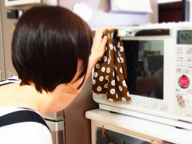 Tuy nhiên, bạn cũng đừng dùng hóa chất hoặc chất tẩy rửa để vệ sinh lò, vì có thể sau khi lau chùi xong, các thành phần hóa học trong chất tẩy rửa vẫn còn sót lại và bám quanh thành lò.