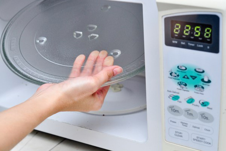 Đầu tiên hãy vệ sinh đĩa xoay. Bạn hãy lấy đĩa xoay di động trong lò vi sóng ra và làm sạch. Sau khi rửa sạch, bạn để ráo và lau khô. Bước tiếp theo là lau toàn bộ bên trong lò vi sóng bằng chanh/giấm/baking soda, sau đó dùng khăn khô lau lại và lắp đĩa xoay vào trong lò.