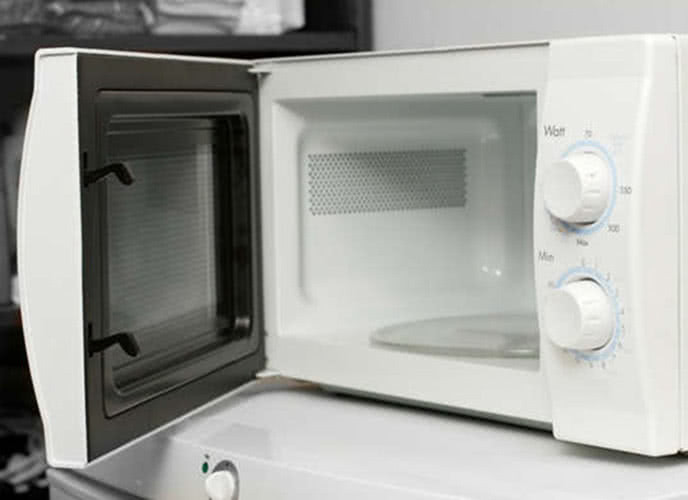 Quy trình vệ sinh bên ngoài lò vi sóng cũng thực hiện tương tự. Bạn nhớ lau cả các khe rãnh, bảng điều khiển, những nơi khó vệ sinh.