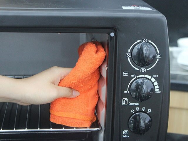 Ngoài ra, hãy lau nhanh bên trong lò ngay khi lò còn hơi nóng. Cách này sẽ giúp loại bỏ ngay thức ăn, dầu mỡ bám trong lò.