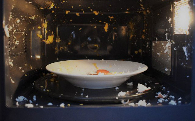 Đặc biệt, môi trường kín bí của lò vi sóng càng tạo điều kiện cho vi khuẩn, nấm mốc phát triển mạnh hơn. Không chỉ nấm mốc, vi khuẩn, lò vi sóng còn có mùi hôi rất khó chịu của thức ăn lưu cữu bám lại trong lò.