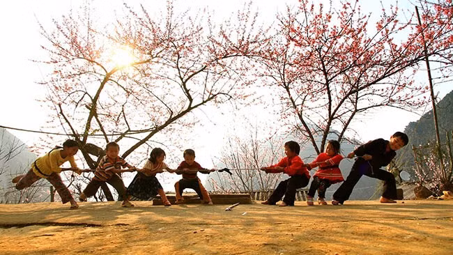 Kéo co: Dùng một sợi dây thừng, dây vải màu đỏ buộc ở giữa dây thừng làm ranh giới giữa 2 đội. Vào cuộc chơi, các thành viên mỗi bên sẽ cùng nhau dùng sức mạnh để kéo về hướng hai đầu dây, ngược lại với nhau. Người đầu hàng của bên nào giẫm chân vào vạch ranh giới thua cuộc trước là đội thua.