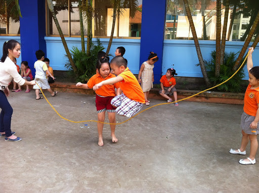 Nhảy dây: Trò chơi này khá phổ biến. Người chơi phải tuân thủ luật đó là khi nhảy không được giẫm chân lên trên dây. Nếu giẫm phải dây là thua cuộc.