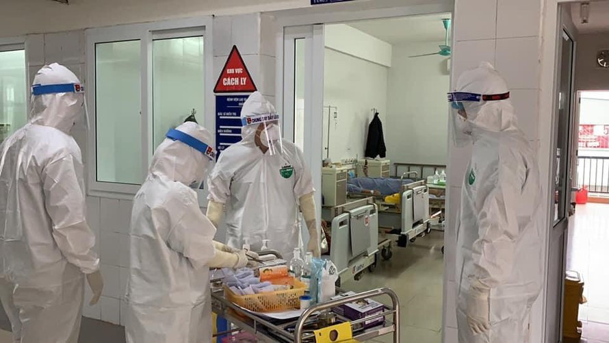 Hoi chan 20 ca benh COVID-19 nang, mot benh nhan tien luong tu vong