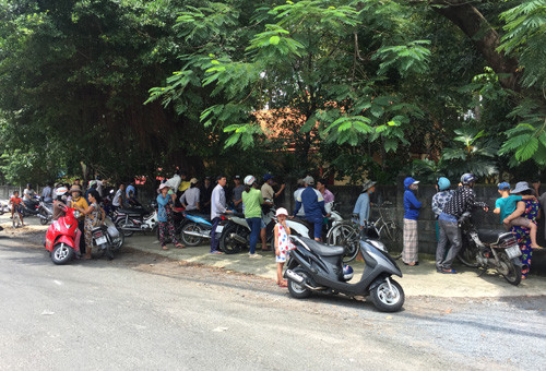 Rất đông người hiếu kỳ theo dõi vụ việc.