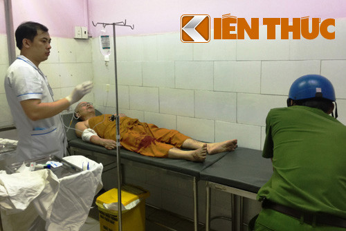 Lực lượng Công an đang ghi lời khai của nạn nhân. Lực lượng Công an đang ghi lời khai của nạn nhân.