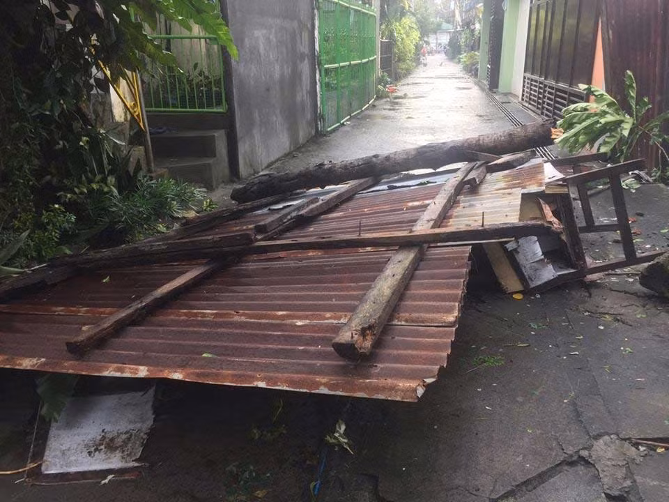 Các tấm tôn sắt nằm chắn ngang con ngõ. Ảnh FB