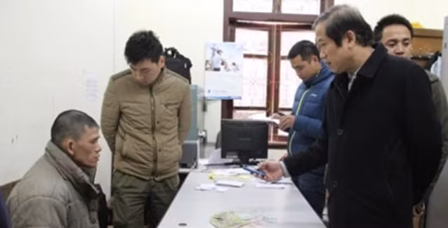 Ban đầu, khi bị di lý về Sơn La, Dũng cãi bay cãi biến sự liên quan của mình đến cái chết của bà L, thế nhưng trước những bằng chứng rất rõ ràng, hắn phải cúi đầu nhận tội. Gã khai nhận có ý định quay lại với chị H. nhưng bà L. dường như không đồng ý. Tối 15/2/2016, Dũng phát hiện chị H. ngồi sau xe máy một người đàn ông khác. Gã chặn đường, đấm vào mặt người đàn ông kia. Thấy thế chị H. bảo Dũng về nhà nói chuyện.