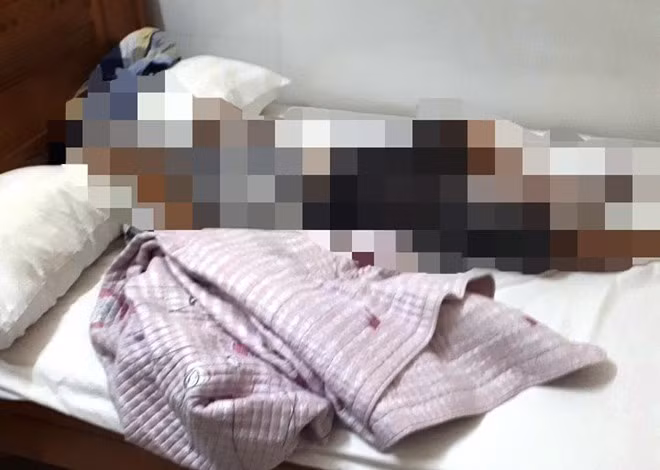 Thông tin về vụ án lập tức được báo về Công an huyện Mộc Châu và Công an tỉnh Sơn La. Tại hiện trường, công an xác định bà L. đã tử vong tại phòng ngủ, trên người có nhiều vết thương. Ở khu vực bếp, cơ quan điều tra tìm thấy 1 con dao bầu phần thân và lưỡi bị gãy rời. Quá trình khám nghiệm, công an nhận định hung thủ đã vào nhà bằng cách bám vào cột thu lôi để lên tầng tum, từ đây đối tượng mở cửa tum và đi xuống qua chiếc thang tre để sẵn tại đó.(Ảnh minh họa, nguồn internet)