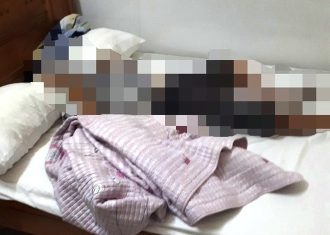 Thông tin về vụ án lập tức được báo về Công an huyện Mộc Châu và Công an tỉnh Sơn La. Tại hiện trường, công an xác định bà L. đã tử vong tại phòng ngủ, trên người có nhiều vết thương. Ở khu vực bếp, cơ quan điều tra tìm thấy 1 con dao bầu phần thân và lưỡi bị gãy rời. Quá trình khám nghiệm, công an nhận định hung thủ đã vào nhà bằng cách bám vào cột thu lôi để lên tầng tum, từ đây đối tượng mở cửa tum và đi xuống qua chiếc thang tre để sẵn tại đó.(Ảnh minh họa, nguồn internet)