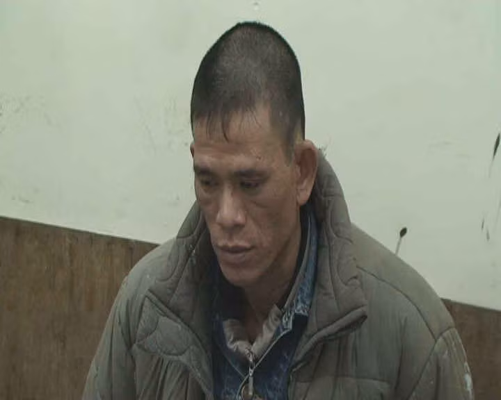 Trong khi hành tung của nghi phạm vẫn rất mờ nhạt thì Công an tỉnh Sơn La nhận được thông tin của 1 lái xe taxi. Người này cho biết, chiều 16/2/2016, anh ta chở một vị khách có đặc điểm giống Dũng từ khu vực Mỹ Đình về TP Thanh Hóa. Ngay lập tức, các cán bộ, chiến sĩ Công an tỉnh Sơn La đã phối hợp với Công an TP Thanh Hóa tiến hành rà soát nhiều địa điểm lưu trú tại đây. Đến hơn 23h cùng ngày, Dũng bị lực lượng công an phát hiện bắt giữ. Vào thời điểm này, Dũng điên cuồng chống trả lại những người vây bắt mình.