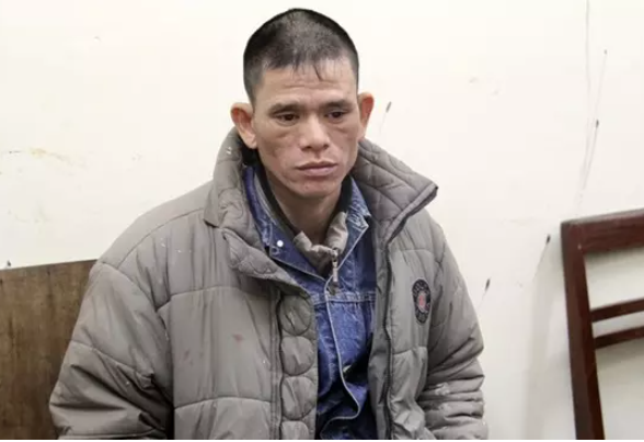 Tại đây, bà L. mắng và đuổi Dũng đi. Thấy mình bị đuổi còn người bạn nam của vợ cũ lại được bà L. cho vào nhà nên gã tỏ ra cay cú. Khi về tới khu trọ, Dũng được biết bà L. mới gọi điện báo cho chủ nhà việc anh ta gây rối, chủ nhà nhân đây cũng đuổi việc và không cho Dũng ở trọ nữa. Rạng sáng 16/2/2016, Dũng tìm đến nhà bà L, do biết rõ nơi này nên Dũng dễ dàng đột nhập vào bên trong. Vào tới tầng 1, Dũng dùng dao sát hại bà L. ngay tại phòng ngủ. Xong việc, Dũng mò lên tầng 2, nơi chị H. ngủ rồi khống chế chị này bắt chỉ chỗ lấy tiền, tài sản.