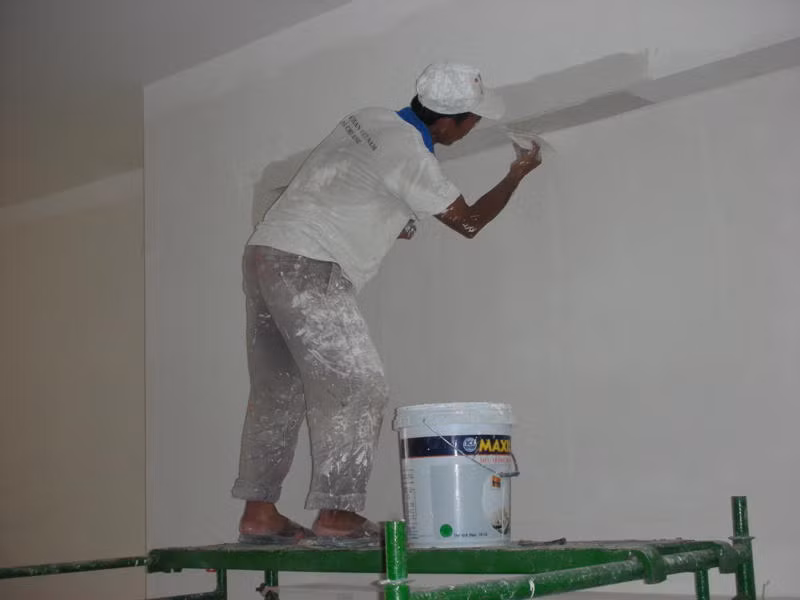 Tiến hành xác minh về Dũng, các điều tra viên được biết, sau khi không chung sống với chị H, Dũng đã xin đi làm thợ sơn và thuê trọ tại nhà chủ cũng ở thị trấn Mộc Châu. Khi tìm đến khu trọ, người chủ của Dũng cho hay, tối 15/2/2016 anh ta nhận được điện thoại của bà L. về việc Dũng đến nhà quấy rối. Tầm nửa đêm, Dũng mò về thì bị chủ nhà thông báo cho nghỉ việc, đuổi ra khỏi khu trọ. Kể từ đấy Dũng đi đâu, làm gì không ai hay biết.(Ảnh minh họa, nguồn internet)