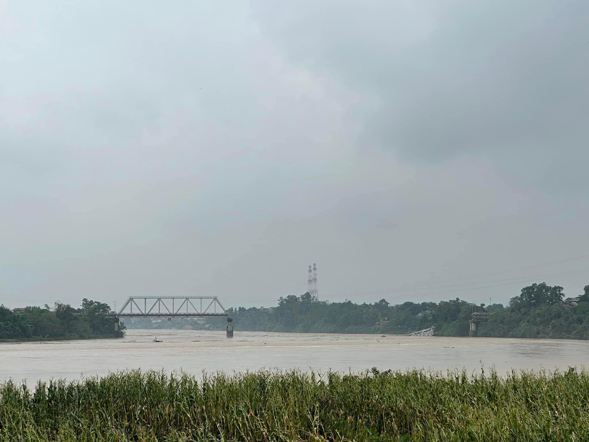 Sáng 9/9, thông tin từ UBND xã Phùng Nguyên, huyện Lâm Thao xác nhận, vừa xảy ra sự cố sập 2 mố cầu Phong Châu. 