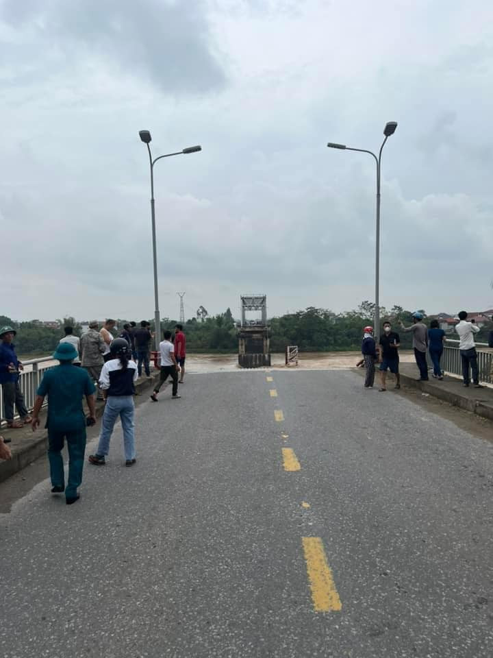 Năm 2013, cầu Phong Châu được sửa chữa. Đến tháng 9/2019, Phú Thọ ra lệnh cấm các phương tiện có trọng tải từ 18 tấn trở lên qua cầu này. 