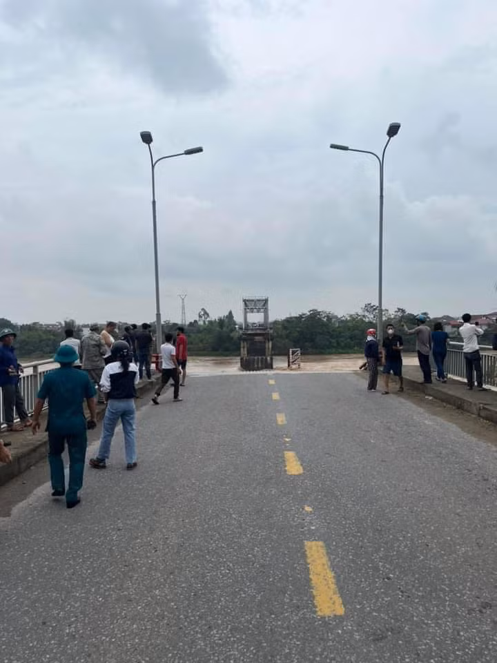 Năm 2013, cầu Phong Châu được sửa chữa. Đến tháng 9/2019, Phú Thọ ra lệnh cấm các phương tiện có trọng tải từ 18 tấn trở lên qua cầu này. 