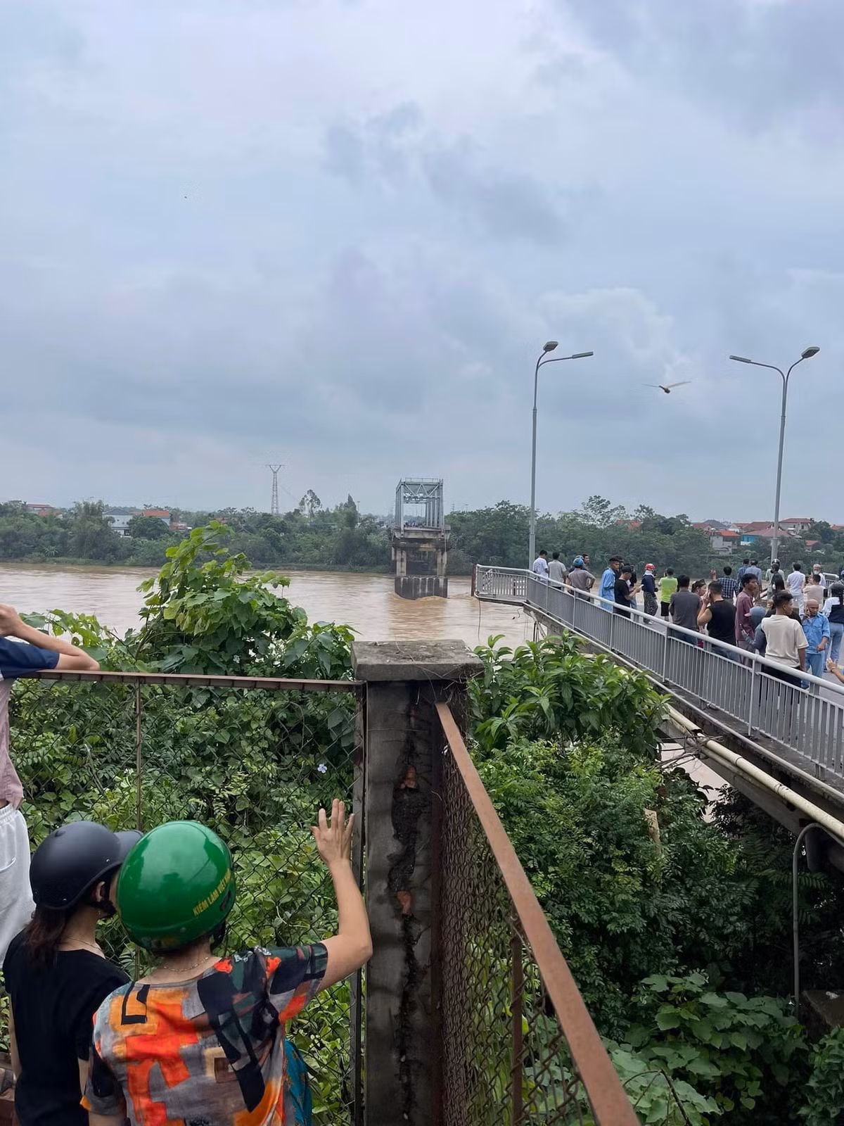 Cầu Phong Châu là một cây cầu bắc qua sông Hồng trên Quốc lộ 32C, có lý trình tại Km 18+300 Quốc lộ 32C, kết nối xã Phùng Nguyên, huyện Lâm Thao với xã Vạn Xuân, huyện Tam Nông. 