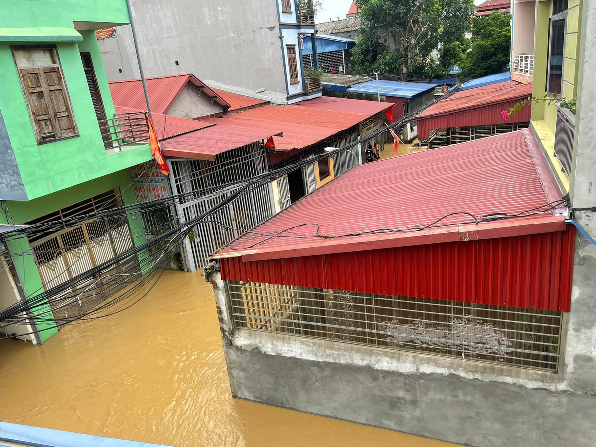Từ 23h ngày 7/9 đến 23h ngày 8/9, các địa phương trên địa bàn tỉnh Thái Nguyên đều có mưa vừa, mưa to, có nơi mưa rất to. Trước tình hình đó, các sở, ban, ngành của tỉnh Thái Nguyên và các huyện, thành phố đã và đang gấp rút tập trung triển khai các biện pháp ứng phó với mưa lớn, lũ, ngập lụt, đảm bảo an toàn hệ thống đê điều; thực hiện tốt phương châm "bốn tại chỗ"; đảm bảo bám sát phương án ứng phó thiên tai, phương án hộ đê, bảo vệ trọng điểm đã được phê duyệt. Tổ chức trực ban 24/24 giờ; chuẩn bị đầy đủ lực lượng, vật tư, phương tiện sẵn sàng để phối hợp xử lý kịp thời các tình huống do mưa lớn, lũ, ngập lụt gây ra… 