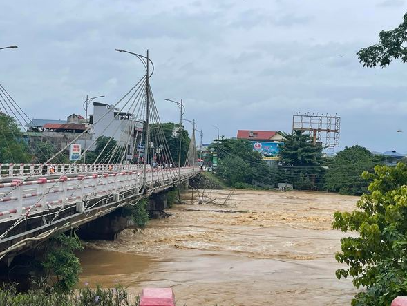 Tại trạm thủy văn Chã lúc 1h là 729cm, thấp hơn 71cm so với báo động cấp I và tiếp tục có xu thế tăng; tại Hồ Núi Cốc trên sông Công lúc 1h, mực nước hồ ở mức 4.596 cm và đang tiến hành xả lũ với lưu lượng xả tràn ở mức 150m3/s. Tình trạng ngập lụt ven sông đã xảy ra, đồng thời có nguy cơ sạt lở bờ sông, ngập úng và ảnh hưởng đến an toàn đối với các tuyến đê vùng ven các sông, suối và những điểm xung yếu như bờ ta luy cao, bãi thải. (Ảnh: Bắc Việt)