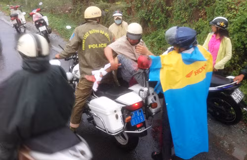 Hinh anh CSGT giup dan o TP HCM gay xuc dong manh
