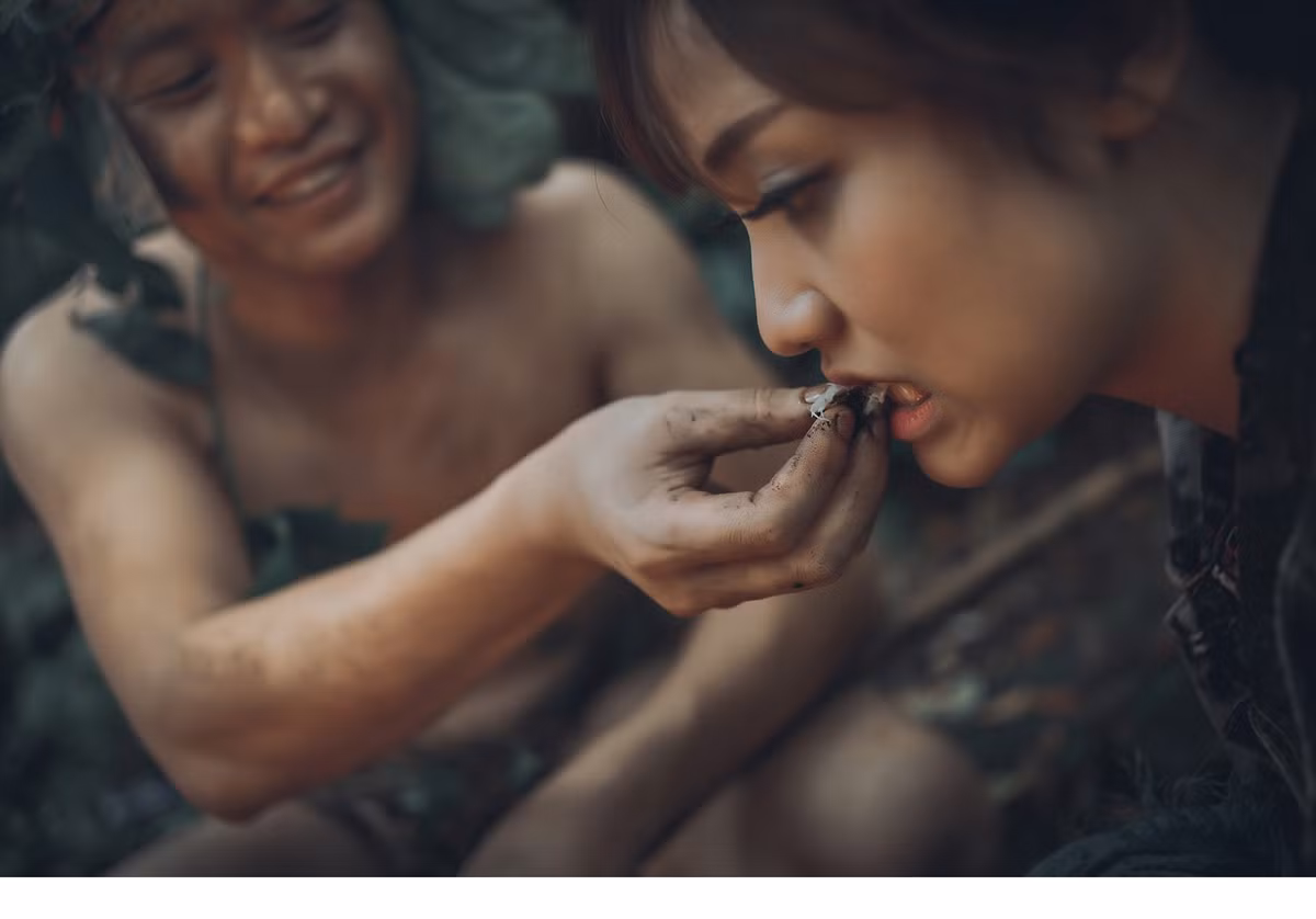 Chàng người rừng cho cô gái đi lạc ăn, sự quan tâm khiến cô gái dần quên đi nỗi sợ hãi.