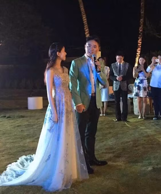 Đến đầu năm 2014, những bức ảnh thân mật của Chương Chiết Thiên và Lưu Cường Đông được lan truyền trên mạng xã hội. Dù chênh lệch khá nhiều về tuổi tác nhưng ai cũng đều phải thừa nhận họ rất đẹp đôi.