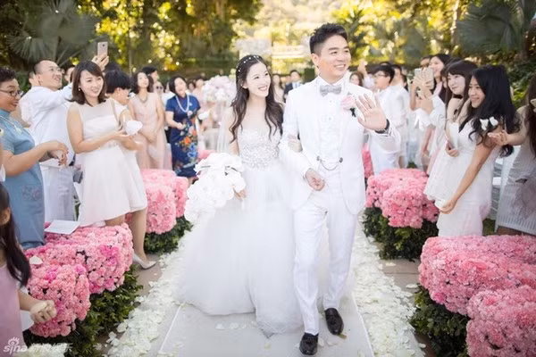 Được biết đám cưới của cặp đôi chênh nhau đến 19 tuổi này được tổ chức tại một khu du lịch nổi tiếng tại Australia với sự tham dự của khoảng hơn 150 vị khách. Chương Chiết Thiên dĩ nhiên là tâm điểm chú ý của đám đông tại đám cưới và dân mạng nhờ vẻ xinh xắn, rạng ngời trong bộ váy cưới tinh khôi.