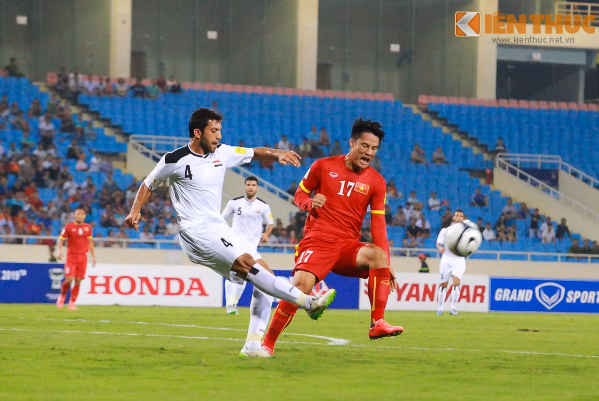 Các cầu thủ Việt Nam không ngại tranh chấp tay đôi với đội bạn. Ảnh: Anh Sơn.