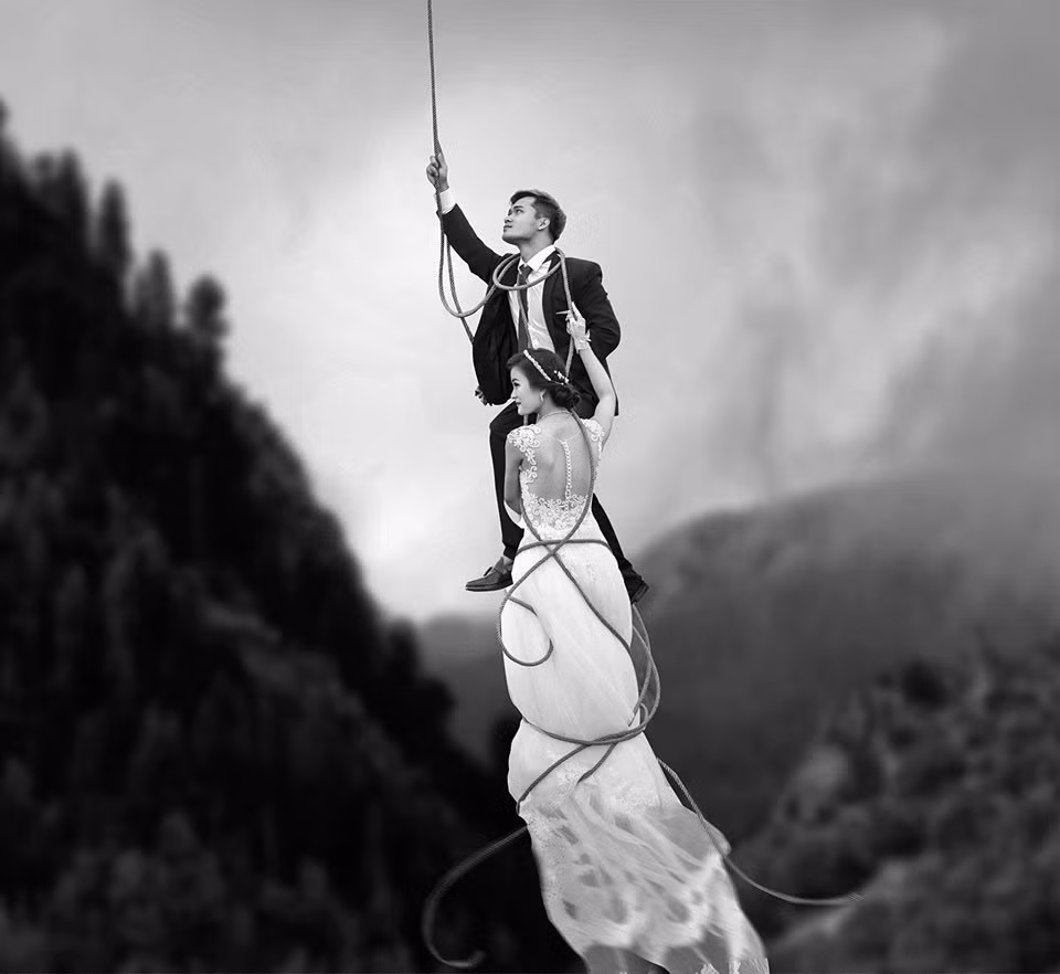 Những trở ngại, những khó khăn trong tình yêu cũng được Ngọc Tuấn minh hoạ bằng cảnh sóng nước chồng chềnh, hay những khu rừng vắng âm u ở Quan Lạn, Quảng Ninh.