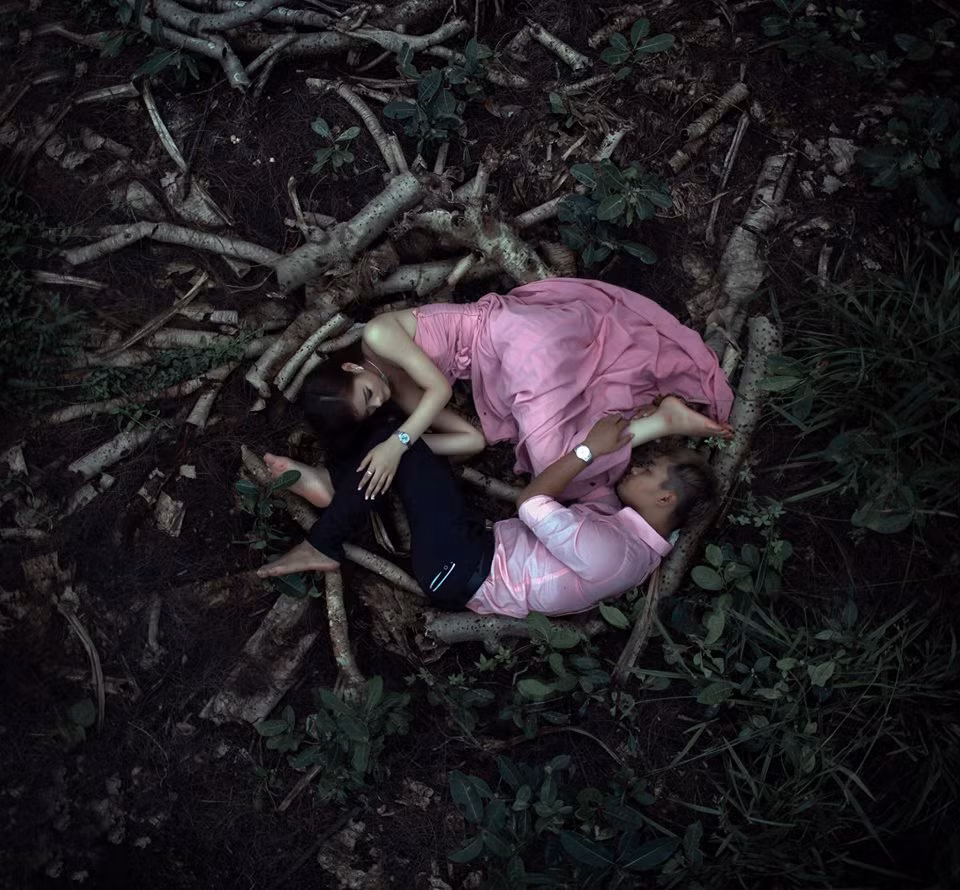 Những hình ảnh như dây thừng, bậc thang được ekip sử dụng để minh hoạ, thể hiện sự ràng buộc trong tình yêu và quá trình để tình yêu từ chỗ chớm nở đến khi đơm hoa kết trái.