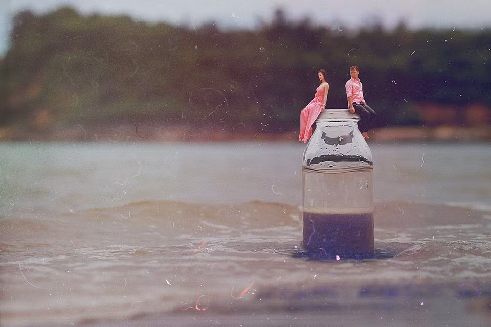 Chú rể Ngọc Tuấn cho biết để có được những bức ảnh độc đáo nào, anh và những người bạn đã đầu tư rất nhiều thời gian vào khâu dàn dựng, chuẩn bị và hậu kỳ. Khâu hậu kỳ, photoshop, cắt ghép các cảnh dị biệt được xem là khó khăn, tốn thời gian nhất.