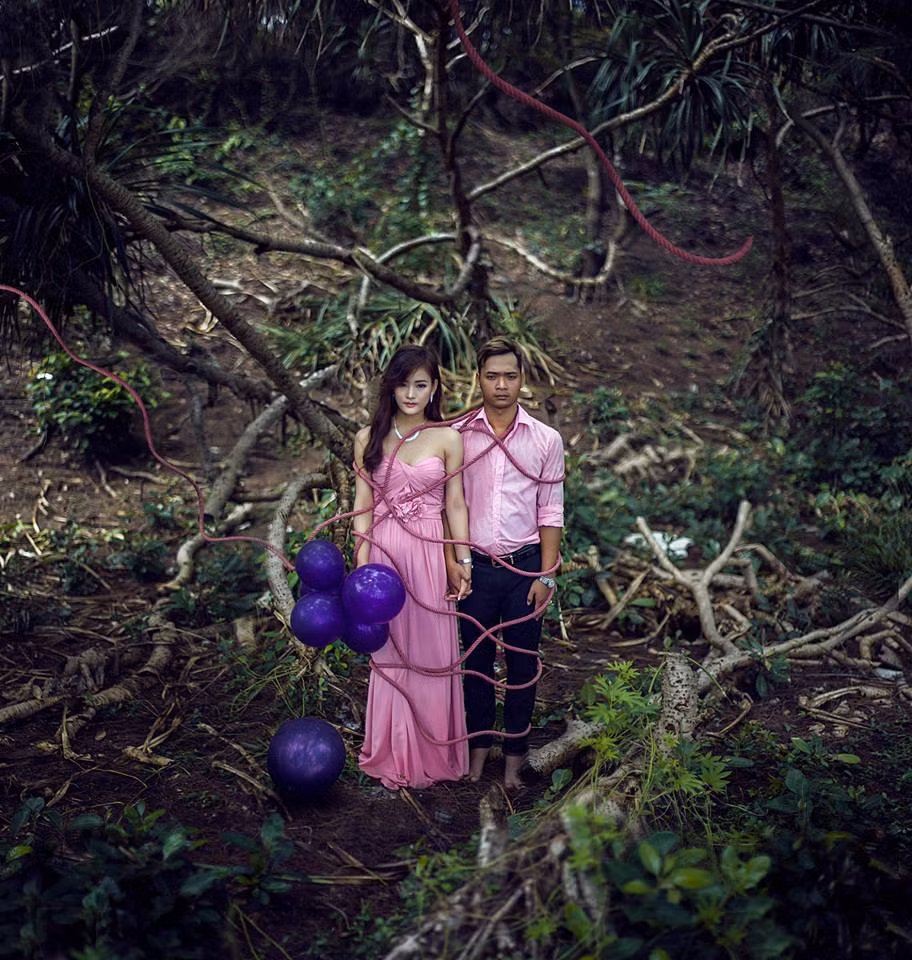 Khung cảnh chính trong bộ ảnh cưới của Ngọc Tuấn và Thanh Loan vẫn là gợi lên vẻ lãng mạng, bay bổng giống với khá nhiều bộ ảnh cưới khác. Tuy nhiên để có thêm sự độc đáo, dấu ấn riêng biệt, Ngọc Tuấn đã quyết định chụp thêm một vài tấm ảnh cưới phong cách siêu thực.