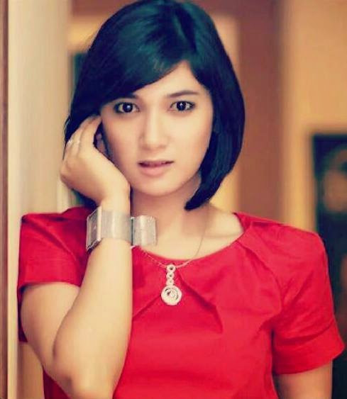 Các fan trẻ tuổi thường so sánh Briptu Eka Frestya với nhiều diễn viên điện ảnh, người mẫu, thậm chí là hoa hậu nổi tiếng. Nét xinh đẹp, đôn hậu, nụ cười toả nắng của Briptu Eka Frestya thực sự đã khiến cô tạo nên một dấu ấn đậm nét trong lòng nhiều người dân xứ vạn đảo.