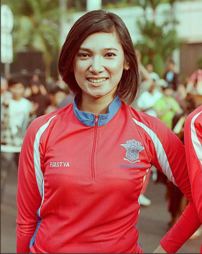 Cuộc sống lành mạnh, nghiêm túc và cống hiến nhiều cho xã hội của Briptu Eka Frestya cũng khiến không ít người dân Indonesia cảm kích. Ngoài công việc, Briptu Eka Frestya thích chơi thể thao, có hứng thú với thời trang và thường xuyên đi làm từ thiện.