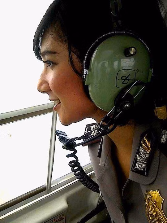  Nữ cảnh sát xinh đẹp rất nổi tiếng ở đất nước vạn đảo Indonesia, cô luôn gây ấn tượng với người đối diện nhờ ngoại hình nổi bật, khuôn mặt thanh tú với mái tóc ngắn đặc trưng.