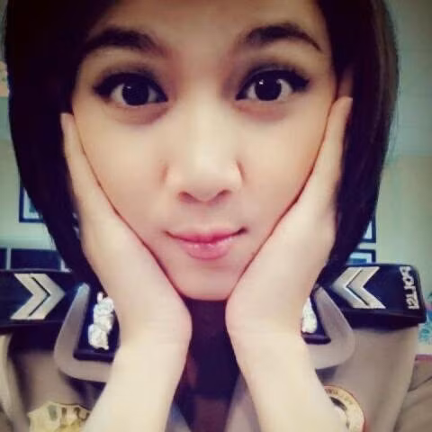 Các bạn trẻ, lứa tuổi teen ở Indonesia cũng không còn cảm thấy xa lạ với cái tên Briptu Eka Frestya, bởi trên mạng Indonesia lúc này có quá nhiều fan club của hot girl cảnh sát này.