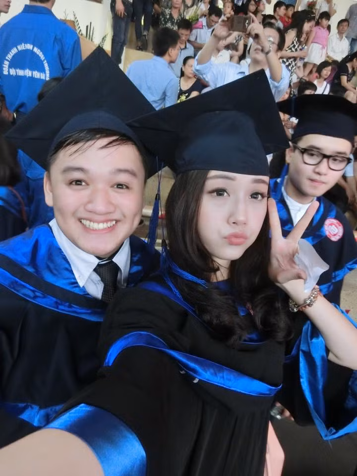 Theo Ngân Búng, những thành quả tốt và tấm bằng giỏi nhận được là rất xứng đáng với những công sức, thời gian bỏ ra trong suốt 4 năm qua. Dù là một gương mặt trẻ có khá nhiều hoạt động nghệ thuật nhưng Ngân Búng luôn biết cách sắp xếp thời gian hợp lý, chưa bao giờ để chểnh mảng việc học.