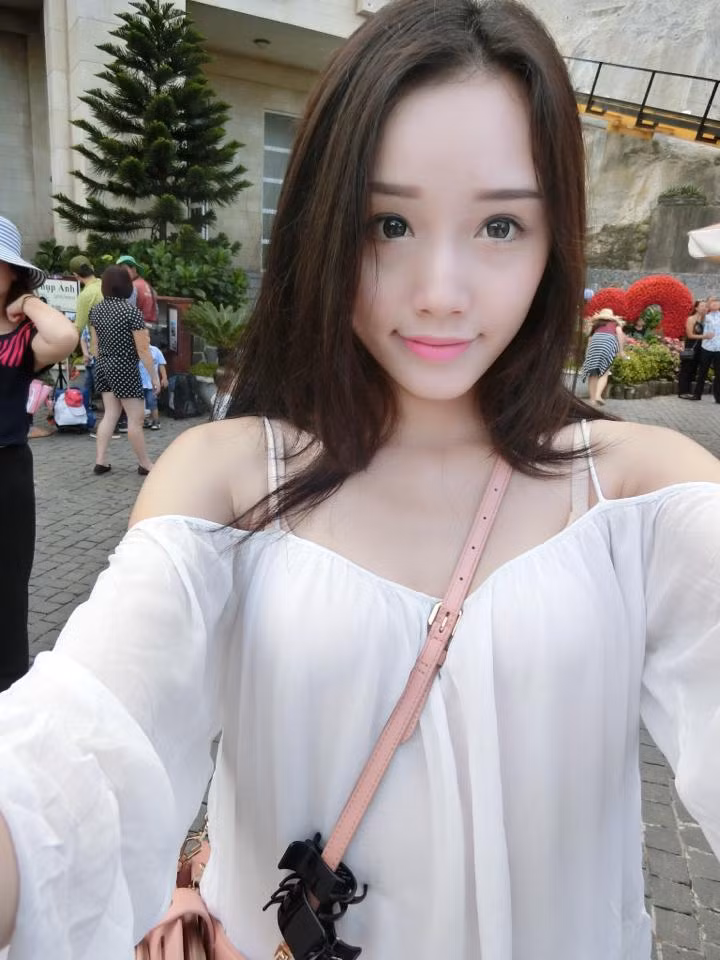 Ngoài ra, Ngân Búng quen mặt với giới trẻ Việt qua nhiều bộ ảnh nghệ thuật xuất sắc trong vai trò người mẫu, hay làm diễn viên trong các MV, clip ca nhạc.