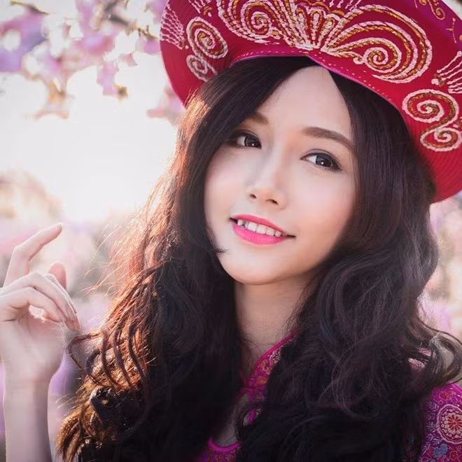 Với thế mạnh về ngoại hình, Ngân Búng đạt nhiều danh hiệu trong các cuộc thi như lọt vào top 30 cuộc thi Duyên dáng Ngoại thương và là Á quân trong cuộc thi X-gen được tổ chức năm 2012. Năm 2014, 9X được thử sức với vai trò giám thị cho kỳ thi tuyển sinh đại học của trường ĐH Ngoại thương...